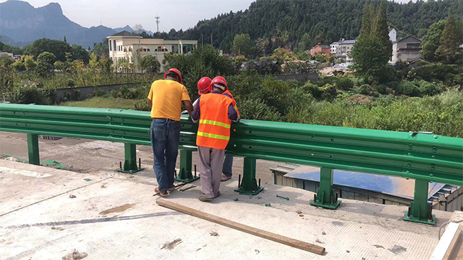 宝鸡高速公路护栏板的维护确保道路安全的关键环节